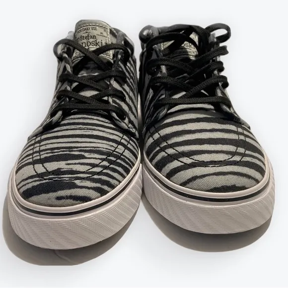 Black &amp; gray Nike Stefan Janoski skateboarding shoes. Size 5