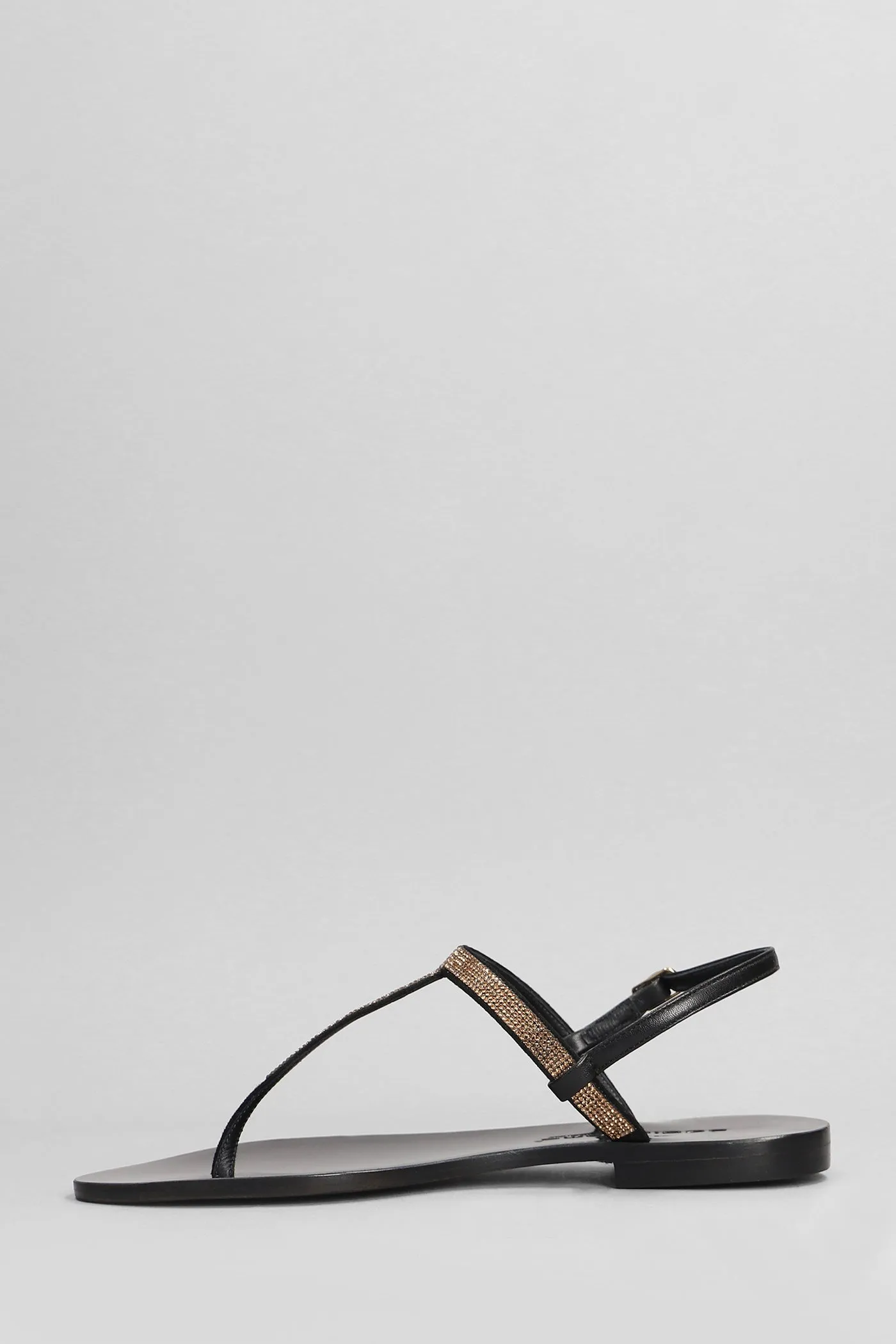 Flats in black leather