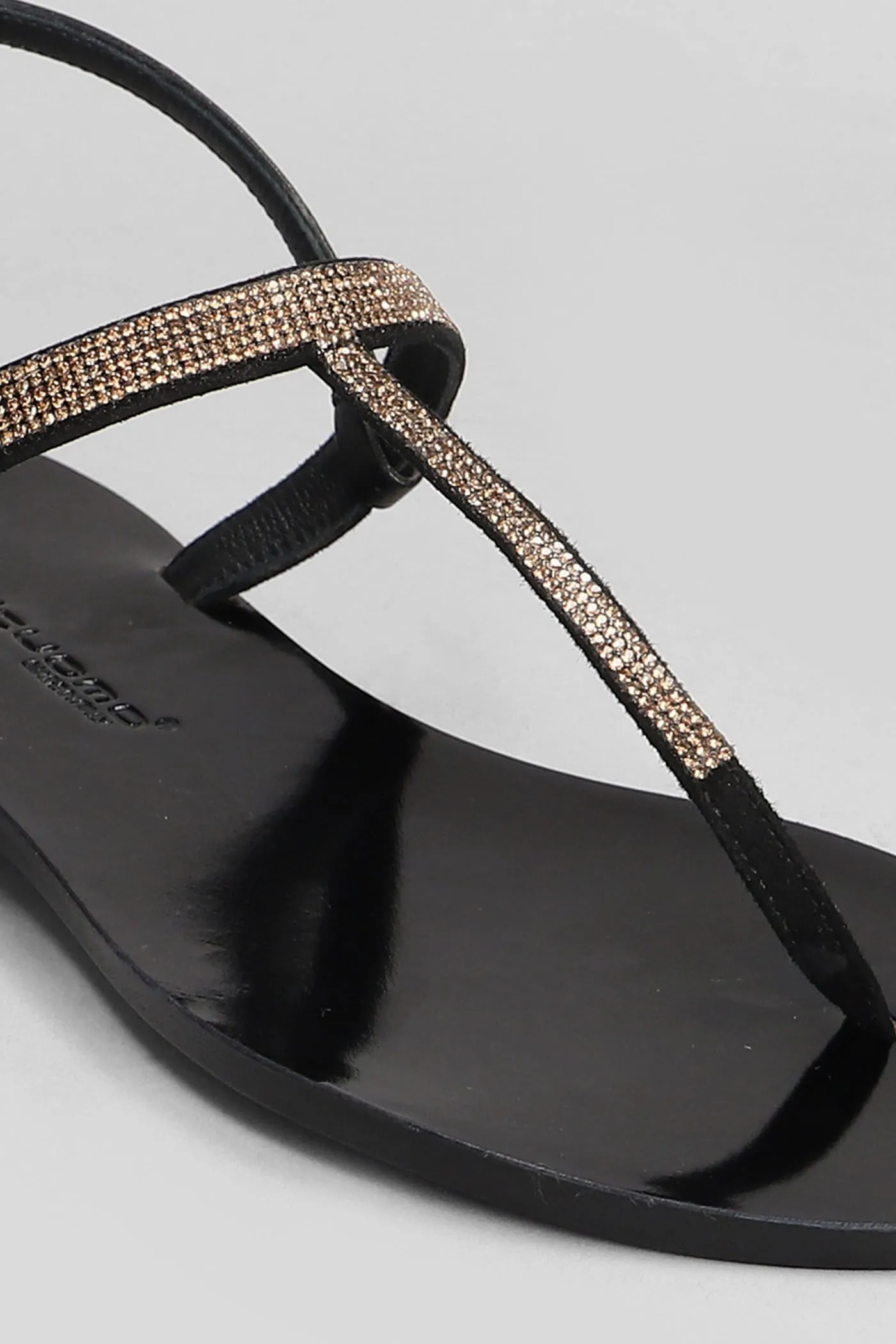 Flats in black leather