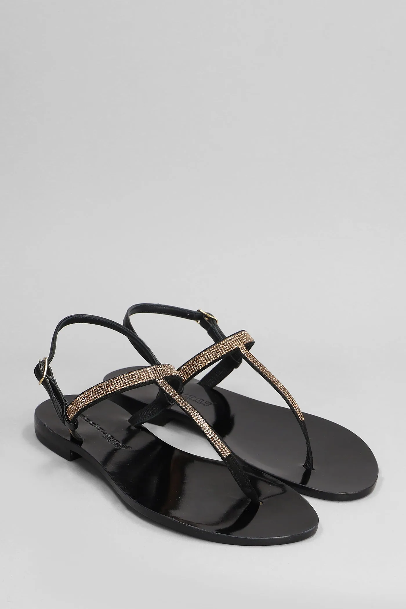 Flats in black leather