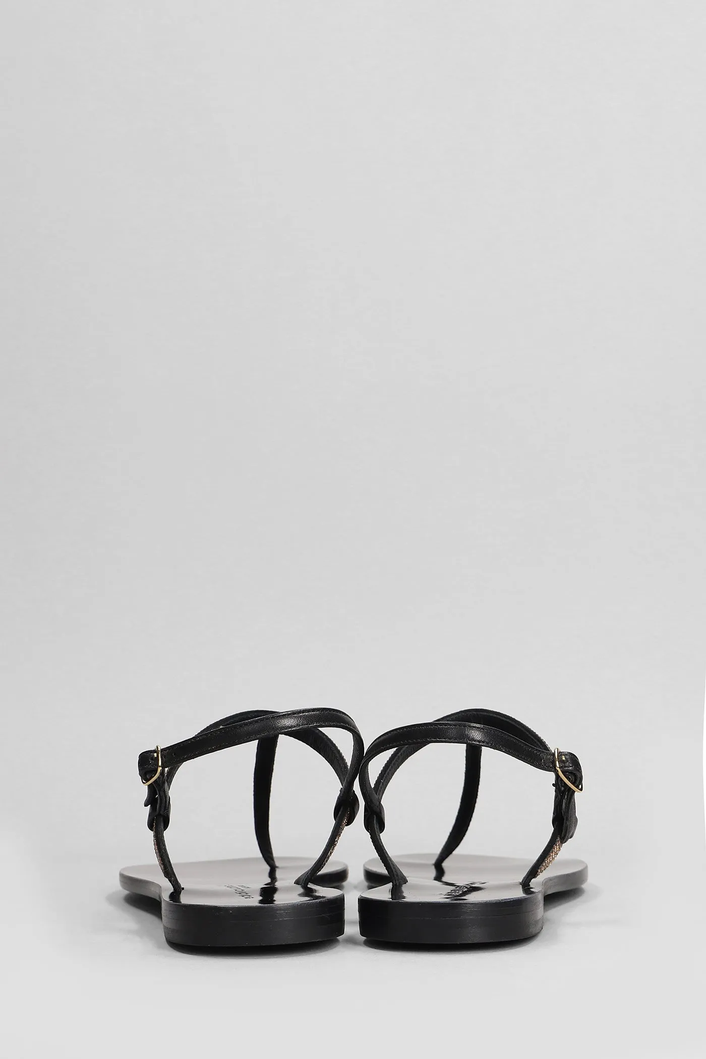 Flats in black leather