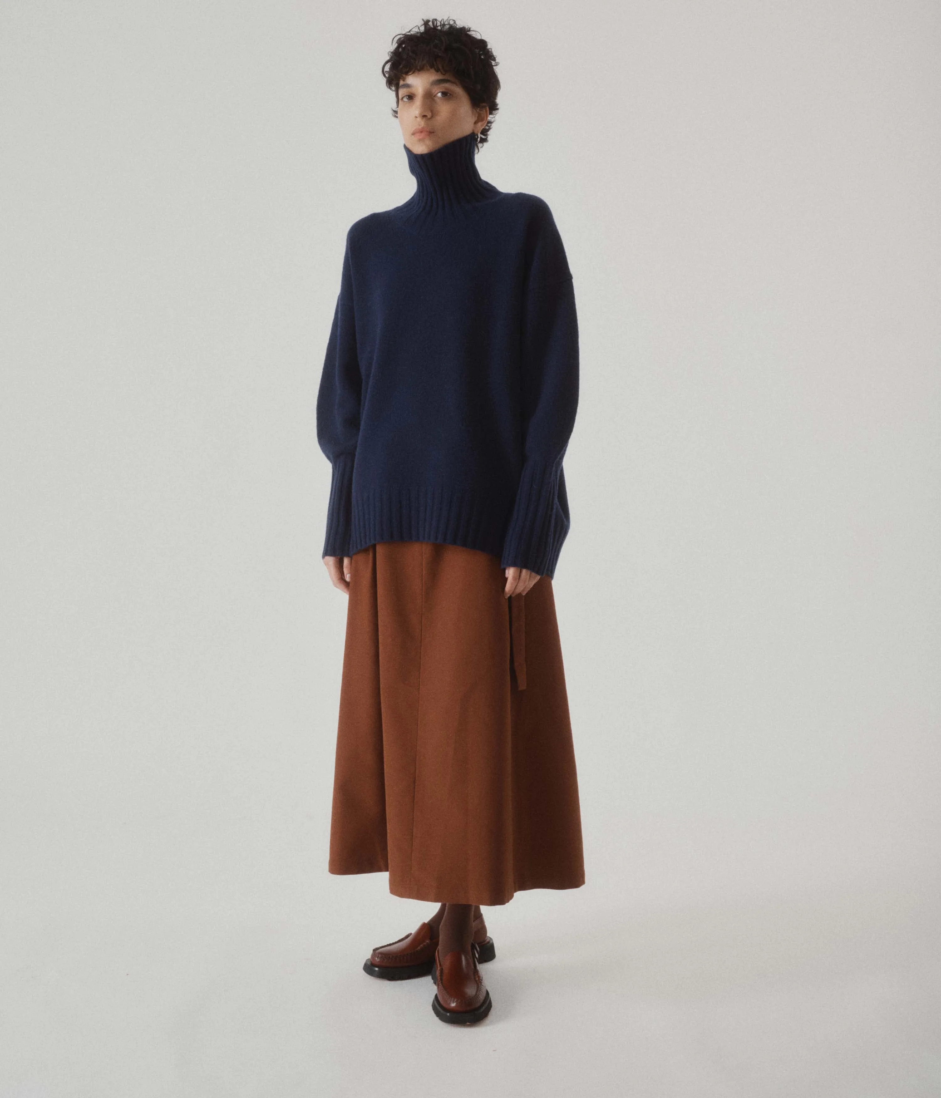 HIGHCOLLAR SWEATER  IN INDIGO
