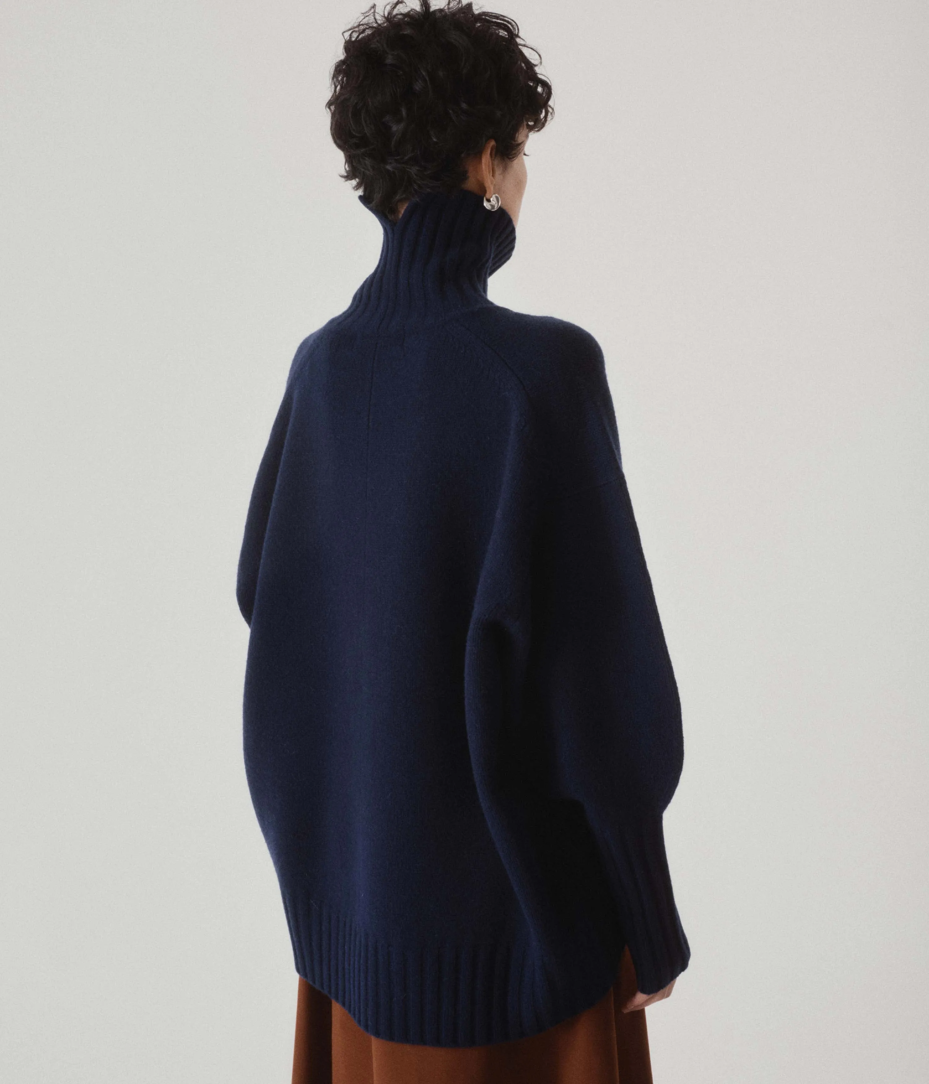 HIGHCOLLAR SWEATER  IN INDIGO