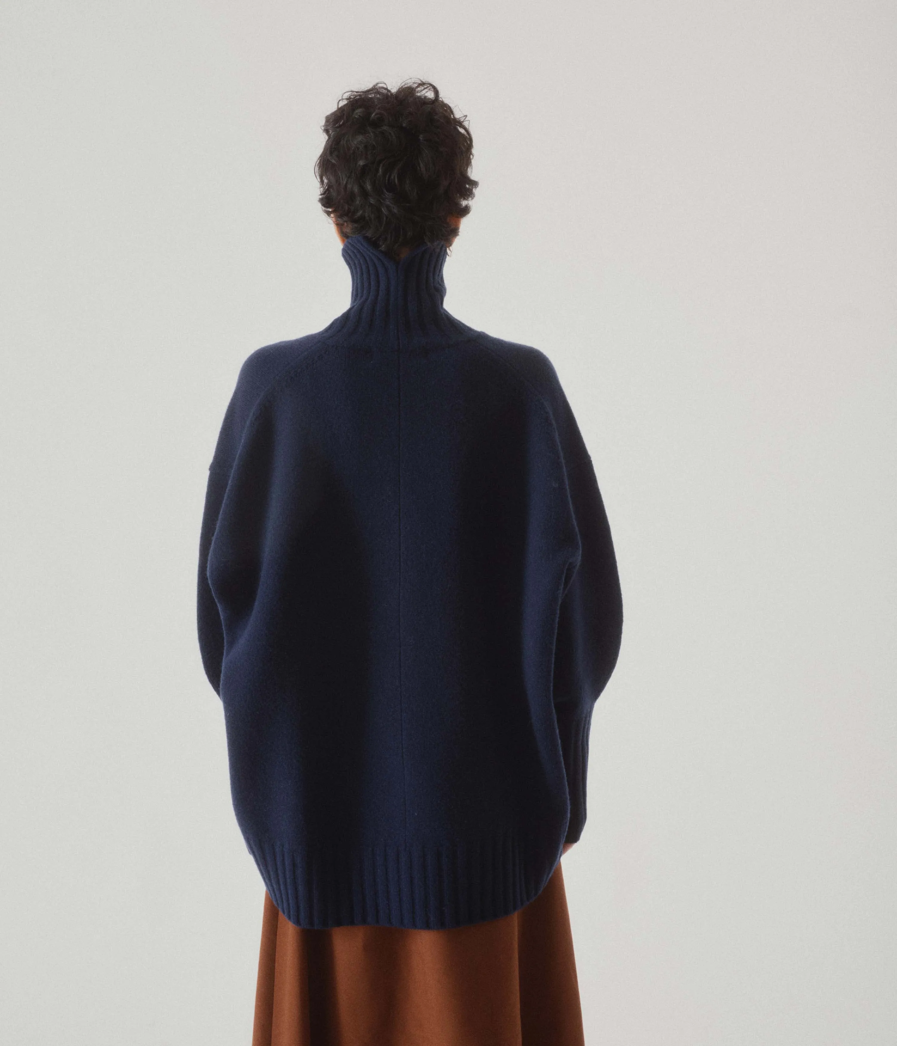 HIGHCOLLAR SWEATER  IN INDIGO