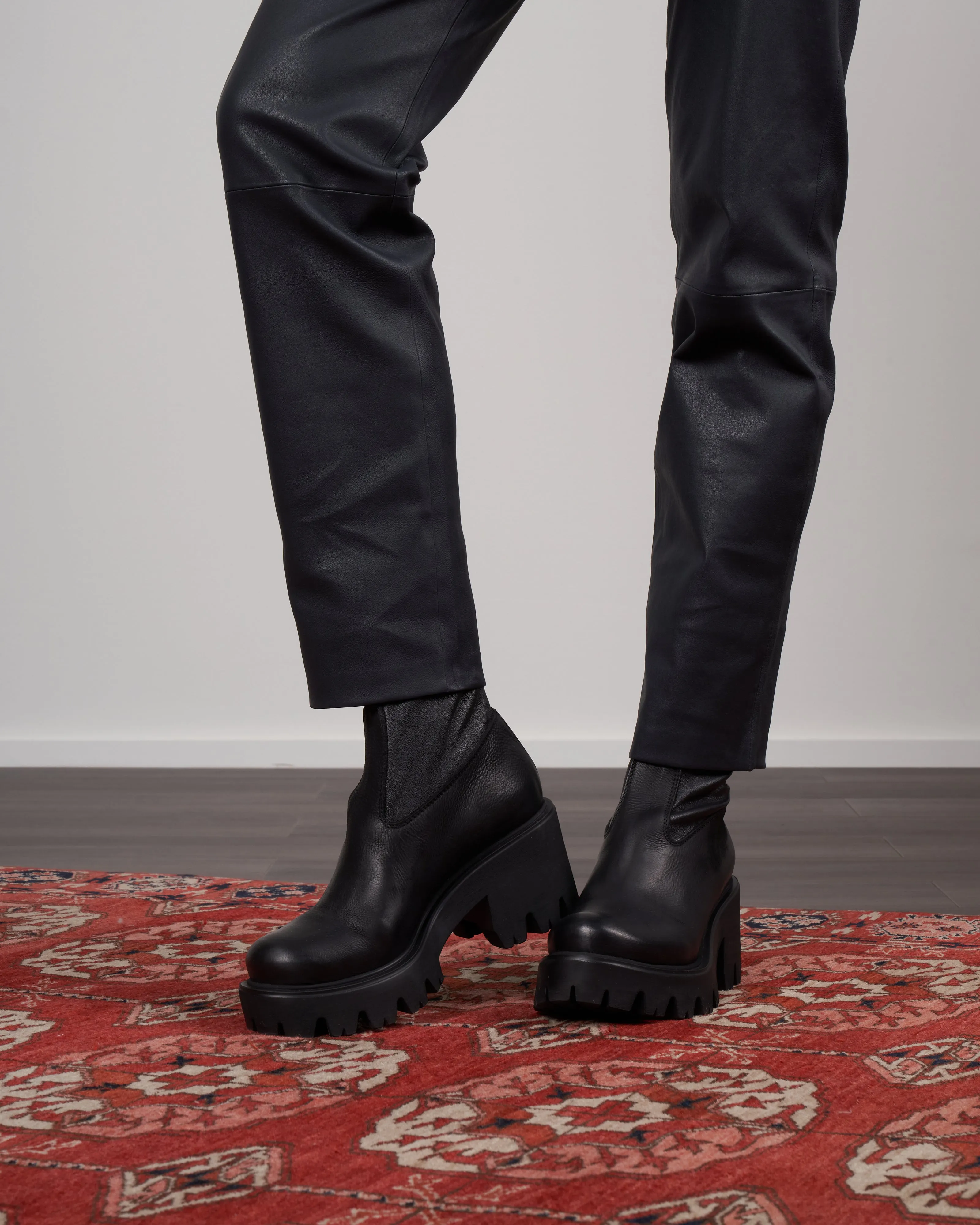 stretch leather - lug sole short boot